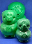 MAGNÍFICO LOTE CONTENDO 3 PORQUINHOS EM PLÁSTICO ( C O F R I N HO ) DO ANTIGO BANCO BANESTADO ( ESTADO DO PARANÁ ) SENHO UM PORQUINHO PEQUENO, MÉDIO E O GRANDE QUE É RARO DE SE VER A VENDA... AMBOS NA COR VERDE, O PORQUINHO MAIOR LEVA NO PEITO O SIMBOLO DA HABITAÇÃO