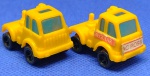 BRINQUEDOS E HOBBIES - DOIS MINI CARRINHOS EM PLÁSTICO NA COR AMARELO , AMBOS COM 3,0 cm --- MEGUIAR