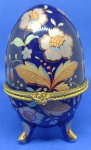 ANTIGO PORTA JOIÁS RICO EM DETALHES PORCELANA  FLORAL PEÇA COM 68,2 g E COM DIÂMETRO DE 4,7 cm E ALTURA DE 7,5 cm PEÇA EM EXCELENTE ESTADO DE CONSERVAÇÃO BASE DO OVO PINTURA A OURO ( DOURADO ) LEVA-SE O NOME " OVO DE FABERGÉ " ESTE NO CASO É ATUAL ... SUA HISTÓRIA É ANTIGA ... OS CHAMADOS OVOS FABERGÉ, HOJE CONSIDERADOS OBRAS-PRIMAS DA JOALHARIA, FORAM INICIALMENTE PRODUZIDOS POR UM JOALHEIRO RUSSO CHAMADO PETER CARL FABERGÉ. ENTRE 1885 E 1917, OS CZARES DA RÚSSIA TINHAM OVOS FEITOS DE ESMALTE, METAIS E PEDRAS PRECIOSAS... ESSES PRESENTES VALIOSOS ERAM DADOS AOS CZARES E À FAMÍLIA IMPERIAL NA PÁSCOA, E ESCONDIAM ALGUMAS SURPRESAS...