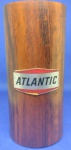 ANTIGO PORTA CANETA/LÁPIS EM MADEIRA - PUBLICIDADE POSTOS " ATLANTIC " PEÇA COM DIÂMETRO DE 5,2 cm E ALTURA DE 11,3 cm ... NOTA .: A PEÇA EM QUESTÃO POSSIVELMENTE ESTA COLADA EM ALGUMA BASE DE MADEIRA, JÁ QUE NO FUNDO TEM SINAIS DE COLA ...
