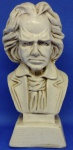 ANTIGO BUSTO DE " BEETHOVEN " PEÇA COM ALTURA DE 14,0 cm MACIÇA , MATERIAL A CLASSIFICA ( APARENTEMENTE GESSOU OU MESMO CERÂMICA , CONFORME PESQUISAS FEITAS EM ALGUNS LUGARES É VENDIDO COMO SENDO DE RESINA ) PEÇA MUITO BEM CONSERVADA