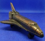 BRINQUEDOS E HOBBIES - PEQUENO AVIÃO EM BRONZE ( APONTADOR ) PEÇA COM 8,5 cm ... APONTADOR FUNCIONANDO / PEÇA COLECIONÁVEL