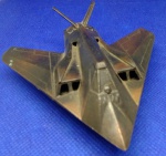 BRINQUEDOS E HOBBIES - AVIÃO / JATO EM BRONZE ( APONTADOR ) FUNCIONANDO PEÇA COM 8,7 cm