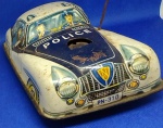 BRINQUEDOS E HOBBIES - RARO CARRINHO DE POLÍCIA EM LATA ALEMÃO ( MADE IN GERMANY ) PEÇA COM 20,5 cm COMPRIMENTO / PEÇA APRESENTA ALGUNS DESGASTES DO TEMPO ( USO ) FALTA UM BRAÇO LADO DO MOTORISTA / RODAS TRASEIRAS POSSIVELMENTE FORAM TROCADA, NÃO SÃO AS ORIGINAIS ... IGUAL AS DA FRENTE