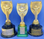 RARIDADE - MINI TROFÉUS ALUSIVOS A COPA DO MUNDO DE 1958, 1962 E 1970 PEÇAS MUITO BEM CONSERVADAS E COM ALTURA DE 10,5 E 11,0 cm ... PUBLICIDADE DA TRIM, LOJAS HERMES MACEDO