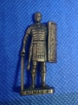BRINQUEDOS E HOBBIES - ANTIGO SOLDADINHO DE CHUMBO KINDER OVO ( ROMAN 4 ) PEÇA COM 4,0 cm