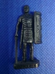 BRINQUEDOS E HOBBIES - ANTIGO SOLDADINHO DE CHUMBO KINDER OVO ( ROMAN 4 ) PEÇA COM 4,0 cm