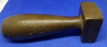 ANTIGO " SINETE " EM BRONZE - CONTRAMARCA " 1.000 grs = GRAMAS " PEÇA COM 11,7 cm PERLO PERFIL DA PEÇA, COM CERTEZA É UM SINETE CENTENÁRIO " NÃO IDENTIFICADO A ORIGEM "