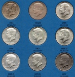 ÁLBUM CONTENDO 18 MOEDAS ANTIGAS DOS ESTADOS UNIDOS ( U.S.A - MEIO DOLAR ) HALF DÓLAR  ... AS QUAIS DESTAS 8 PEÇAS SÃO DE PRATA E O ANO DE 1964 É PRATA 900, MAS FICA A OBSERVAÇÃO PARA O ANO DE 1970 PEÇA ESCASSA QUE DIFICILMENTE APARECE A VENDA NO BRASIL... PEÇAS BEM CONSERVADAS ENTRE MBC E SOBERBAS