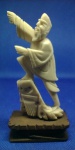 PEQUENA ESCULTURA ORIENTAL EM MARFIM ( AUTÊNTICA ) DIMENSÃO 9,5 x 4,7 cm E COM PESO BRUTO CONTANDO COM A BASE EM MADEIRA 36,7 g  OBS.: SEM O CHAPÉU