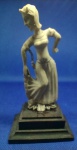 PEQUENA ESCULTURA EM MARFIM ( AUTÊNTICA ) MULHER COM VESTIDO PEÇA BEM CONSERVADA COM DIMENSÃO 11 x 3,5 cm  PESO BRUTO COM A BASE EM MADEIRA 50,9 g