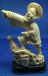 PEQUENA ESCULTURA ORIENTAL EM MARFIM ( AUTÊNTICA ) OBS.: CHAPÉU QUEBRADO PEÇA COM DIMENSÃO DE 8,5 x 5,5 cm  PESO BRUTO COM BASE EM MADEIRA 47,5 g