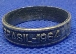 ANTIGO ANEL " DEI OURO PARA O BEM DO BRASIL " DATADO DE 1964 PEÇA ORIGINAL EM METAL PRATEADO