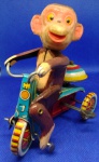 BRINQUEDOS E HOBBIES - RARO BRINQUEDO EM LATA A CORDA ( FUNCIONANDO ) CABEÇA DO MACAQUINHO BORRACHA  ( MADE IN JAPAN ) PEÇA COM 9,0 cm