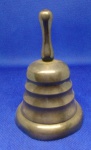 ANTIGO SINO EM METAL CONTRASTADO A PRATA PEÇA COM 8,2 cm