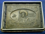 MAGNÍFICA MEDALHA EM BRONZE ALUSIVA AOS 500 ANOS DOS DESCOBRIMENTOS PORTUGUESES PEÇA RETANGULAR COM 5,6 x 4,1 cm ASS.:  JORGE COELHO EDIÇÃO " LUSATENAS " PEÇA MUITO BEM CONSERVADA