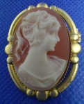 BROCHE - ANTIGO CAMAGEU CONFECCIONADO ARTESANALMENTE EM METAL DOURADO E RESINA, PEÇA COM 3,4 x 2,6 g E COM 7,4 g