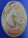 ANTIGO BROCHE CAMAFEU CONFECCIONADO ARTESANALMENTE EM RESINA PEÇA COM DIMENSÃO 3,5 x 2,7 cm E COM 4,9 g