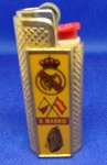 ANTIGO ISQUEIRO DA MARCA BIC, NÃO ESTA FUNCIONANDO, ACONDICIONADO EM UM SUPORTE ALUSIVO AO " REAL MADRID " EM METAL DOURADO