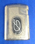 ANTIGO ISQUEIRO NÃO ESTA FUNCIONANDO - COM MONOGRAMA NÃO IDENTIFICADO METAL PRATEADO