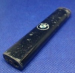 ANTIGO ISQUEIRO ILUSTRANDO A MARCA " B M W " PEÇA COM 8,3 cm