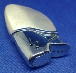 ANTIGO ISQUEIRO EM METAL PRATEADO - PEÇA NÃO IDENTIFICADA COM 6,7 cm NÃO ESTA FUNCIONANDO