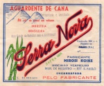 ANTIGO RÓTULO " AGUARDENTE DE CANA - SERRA NOVA " FABRICANTE HIROSI KOIKE EM RIBEIRÃO VERMELHO - SÃO PAULO  DIMENSÃO 12,8 x 10,8 cm