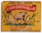 ANTIGO ROTULO " AGUARDENTE DE CANA - CORDEIRINHA " ARMAZÉM CORDEIRO LTDA ( FONE 1058 = 4 DIGITOS ) DIMENSÃO 13,6 x 10,4 cm   DOM SILVÉRIO - MINAS GERAIS