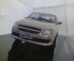 BRINQUEDOS E HOBBIES - CHEVROLET CLASSIC 2011 ACONDICIONADO NO ACRILICO, ESTOJO COM 15,0 cm