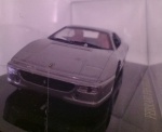 BRINQUEDOS E HOBBIES - FERRARI F355 BERLINETTA ACONDICIONADA NO ESTOJO DE ACRILICO COM 13,5 cm
