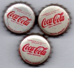 LOTE CONTENDO 3 TAMPINHAS ANTIGAS COCA-COLA ( FUNDO = MADEIRA )