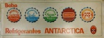 RARA PLACA REFRIGERANTES ANTARCTICA - ILUSTRANDO 5 TAMPINHAS MODELOS DIFERENTES DE BEBIDAS PEÇA EM PLÁSTICO COM DIMENSÃO  100,0 x 35,7 cm ( COMPRIMENTO 1 METRO ) NOTA NA FOTO NÃO APARECE, MAS LADO ESQUERDO DA PLACA HÁ DESGASTES DO TEMPO