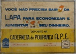 ANTIGA PLACA PUBLICIDADE CADERNETA DE POUPANÇA A.P.E PEÇA EM PLÁSTICO COM DIMENSÃO 49,9 x 36,0 cm