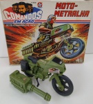 BRINQUEDOS E HOBBIES - COMANDOS EM AÇÃO MOTO-METRALHA ... OBS.: A METRALHADORA ESTA SEM A RODA, DESCONECTADA DA MODA, OU SEJA QUEBROU ESTA PARTE E ALGUÉM NA ÉPOCA TENTOU ARRUMAR ESQUENTANDO O PLÁSTICO COM FOGO E COLAR NA FOTO, ATITUDE QUE NÃO DEU CERTO, EM SI A MOTO E A CAIXA BEM CONSERVADA  /  BRINQUEDOS ESTRELA