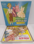 BRINQUEDOS E HOBBIES - BONECA MÁGICA VERA ALICE E SEUS VESTIDOS ( COLUNA S.A   GRÁFICA, JOGOS E BRINQUEDOS )  SÃO PAULO INDÚSTRIA BRASILEIRA , DIMENSÃO DA CAIXA 3,2 x 21,5 x 26,6 cm  BRINQUEDO ANTIGO DE ÉPOCA