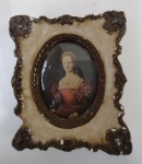MAGNÍFICO QUADRO CAMAGEU  FOTO DE MULHER ( PERFIL EUROPEIA ) MOLDURA EM GESSO COM DIMENSÃO DE 10,8 x 12,5 cm ... MOLDURA APRESENTA DESGASTES DO TEMPO / COM VIDRO