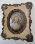 MAGNÍFICO QUADRO CAMAFEU ILUSTRANDO FOTO DE MENINA ( PERFIL EUROPEU ) MOLDURA EM GESSO COM VIDRO DIMENSÃO 10,9 x 12,5 cm  MOLDURA APRESENTA DESGASTES DO TEMPO