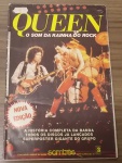 REVISTA **** POSTER DO QUEEN PEÇA ESTA INTEIRA TEM ALGUMAS DOBRAS QUE PRECISA COLOCAR UMA VIDA ( RASGADO ) DIMENSÃO DO POSTER ABERTO APROXIMADO 72 x 108 cm ( APROXIMADO )