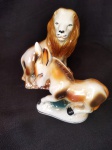 ANTIGO BURRINHO E LEÃO EM PORCELANA, BASTANTE COLORIDO EM PERFEITO ESTADO ... BURRINHO MEDE: 15,5 cm  ALTURA x 14 cm DE LARGURA E LEÃO MEDE:  18,0 cm ALTURA x 13,5 cm LARGURA