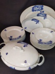 LINDO JOGO EM PORCELANA MAUÁ, POLICROMIA FLORAL AZUL COM FILETES DOURADOS... COMPOSTO: 6 PRATOS RASOS, 6 PRATOS FUNDOS, 1 TRAVESSA GRANDE 40 cm  x 28 cm , 1 TRAVESSA MÉDIA  35 cm x 24 cm, 1 TRAVESSA PEQUENA 26 cm x 18,5 cm ( MÍNIMO BICADO ) 1 SOPEIRA 39 cm  x  23 cm  ALÇA A ALÇA ( MÍNIMO BICADO INTERNO ) PERFEITO .