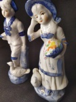 CASAL DE CAMPONESES EM PORCELANA, COM DETALHES EM AZUL E FILETES DOURADOS, MEDINDO 20 cm CADA ALTURA
