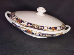 TERRINA INGLESA "  WILKINSON ENGLAND " PEÇA NUMERADA, FORMATO OVALADO E PEGA DA TAMPA COM TRABALHADO E FILETES DOURADOS  DIMENSÃO  32 cm x 16,5 cm x 19 cm