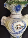 BELO VASO COM CENAS GALANTES LATERAL EM FORMATO DE BODE PEÇA NUMERADA  30 cm COMPRIMENTO x 10 cm DIÂMETRO