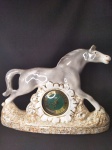 GRANDE CAVALO COM RELÓGIO AO CENTRO " R O Y C E " DIMENSÃO 44 cm DE DIÂMETRO x 29,5 cm DE ALTURA