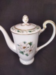 BULE NORITAKE POLICROMIA FLORAL EM TOM VERDE COM MUITO DOURADO DIMENSÃO  18 cm DE ALTURA x 21 cm DE LARGURA