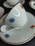 JOGO CAFEZINHO POLICROMIA FLORAL COM FILETE DOURADO SÃO VICENTE / CHÁ MEDE 22 cm LARGURA x 18 cm DE DIÂMETRO PRATINHO 11 cm DE DIÂMETRO