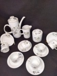 JOGO CAFEZINHO PORCELANA STEATITA POLICROMIA FLORAL  ... CREMEIRA 10 cm ALTURA  x 12 cm  COMPRIMENTO  /  AÇUCAREIRO  10 cm ALTURA x 8 cm DIÂMETRO   /  PIRES  11 cm  /  XÍCARA  5 cm DE ALTURA  x  5 cm DIÂMETRO