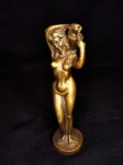 LINDA ESCULTURA EM BRONZE, SIMBOLIZANDO MULHER NUA SEGURANDO UM VASO MEDE 32 cm ALTURA