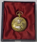 ANTIGO RELÓGIO DE BOLSO ( A PILHA ) SÉRIE QUE VINHA NAS BANCAS DE JORNAIS PARA VENDA ( THE POCKET WATCH ) NÃO ESTA FUNCIONANDO, PORÉM EM ESTADO DE NOVO