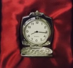 ANTIGO RELÓGIO DE BOLSO ( A PILHA ) SÉRIE QUE VINHA NAS BANCAS DE JORNAIS PARA VENDA ( THE POCKET WATCH ) NÃO ESTA FUNCIONANDO, PORÉM EM ESTADO DE NOVO